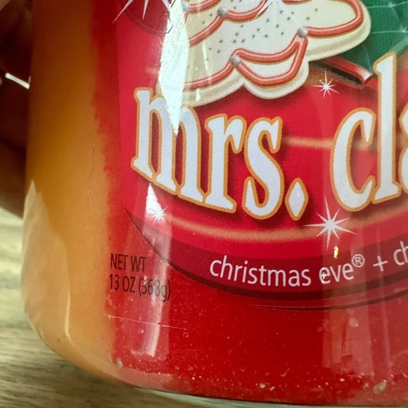 Yankee Candle Swirl 13 oz Jar Candle Mrs. Claus' Cookies - Picture 3 of 3